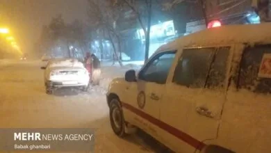 پلیس فیروزکوه یک خانواده گرفتار در برف را نجات داد