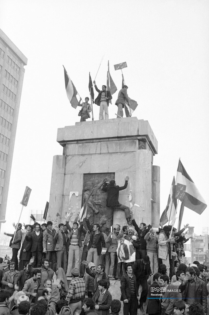 گردش در میدان‌هایی که روایتگر انقلاب هستند