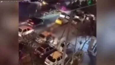 برهنه شدن یک زن بر روی ماشین پلیس! | ماجرا چه بود؟ برهنه شدن یک زن بر روی ماشین پلیس! | ماجرا چه بود؟