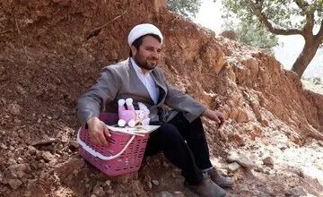 این روحانی توزیع نوار بهداشتی را در مناطق محروم آغاز کرد | واکنش کاربران فضای مجازی به اقدام جسورانه این روحانی + عکس
